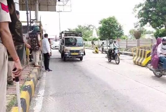 हांसी में किसान-पुलिस टकराव के बाद बढ़ा तनाव, जीवन के पिता हिरासत में; टोल कमेटियों ने दी सड़क जाम की चेतावनी! मुख्य आरोपी रमेश पर 50 हजार रुपए का इनाम घोषित किया है। रमेश की गिरफ्तारी के लिए ही किसानों ने प्रदर्शन किया।