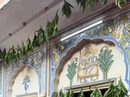 राजपरिवार में तीज उत्सव की तस्वीरें आईं सामने, राजकुमारी की खूबसूरती के बीच पत्तों से सजे शाही महल पर ठहरी नजर! इस दौरान राजकुमारी गौरवी कुमारी की खूबसूरती के चर्चे तो रहे ही, लेकिन हर किसी की नजरें महल की कुदरती सजावट पर टिक गईं।