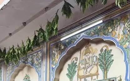 राजपरिवार में तीज उत्सव की तस्वीरें आईं सामने, राजकुमारी की खूबसूरती के बीच पत्तों से सजे शाही महल पर ठहरी नजर! इस दौरान राजकुमारी गौरवी कुमारी की खूबसूरती के चर्चे तो रहे ही, लेकिन हर किसी की नजरें महल की कुदरती सजावट पर टिक गईं।
