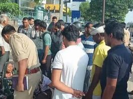शहर में सफाई कर्मचारियों की हड़ताल के चलते फैले कूड़े को उठाने के लिए प्रशासन ने सोमवार रात दूसरे दिन पुलिस बल के साथ सफाई अभियान शुरू किया तो हंगामा हो गया।