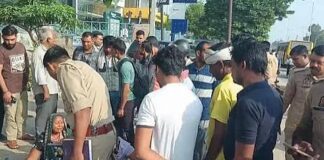 शहर में सफाई कर्मचारियों की हड़ताल के चलते फैले कूड़े को उठाने के लिए प्रशासन ने सोमवार रात दूसरे दिन पुलिस बल के साथ सफाई अभियान शुरू किया तो हंगामा हो गया।
