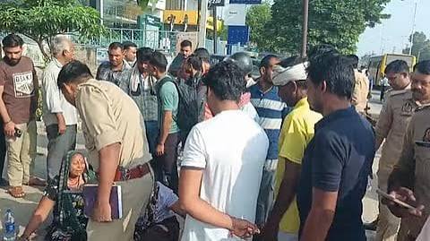 शहर में सफाई कर्मचारियों की हड़ताल के चलते फैले कूड़े को उठाने के लिए प्रशासन ने सोमवार रात दूसरे दिन पुलिस बल के साथ सफाई अभियान शुरू किया तो हंगामा हो गया। शहर में सफाई कर्मचारियों की हड़ताल के चलते फैले कूड़े को उठाने के लिए प्रशासन ने सोमवार रात दूसरे दिन पुलिस बल के साथ सफाई अभियान शुरू किया तो हंगामा हो गया।
