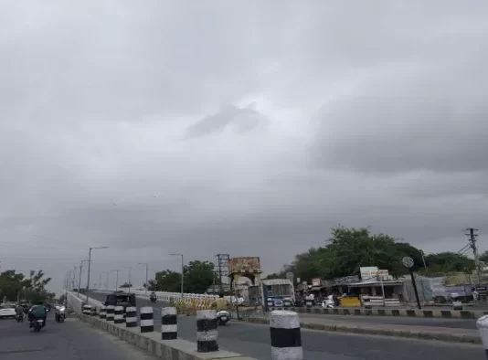हरियाणा में मौसम बदलने वाला है। 9 से 11 अक्तूबर तक प्रदेश में बारिश के आसार बन रहे हैं। दो पश्चिमी विक्षोभ सक्रिय होने से तापमान में भी गिरावट आएगी।