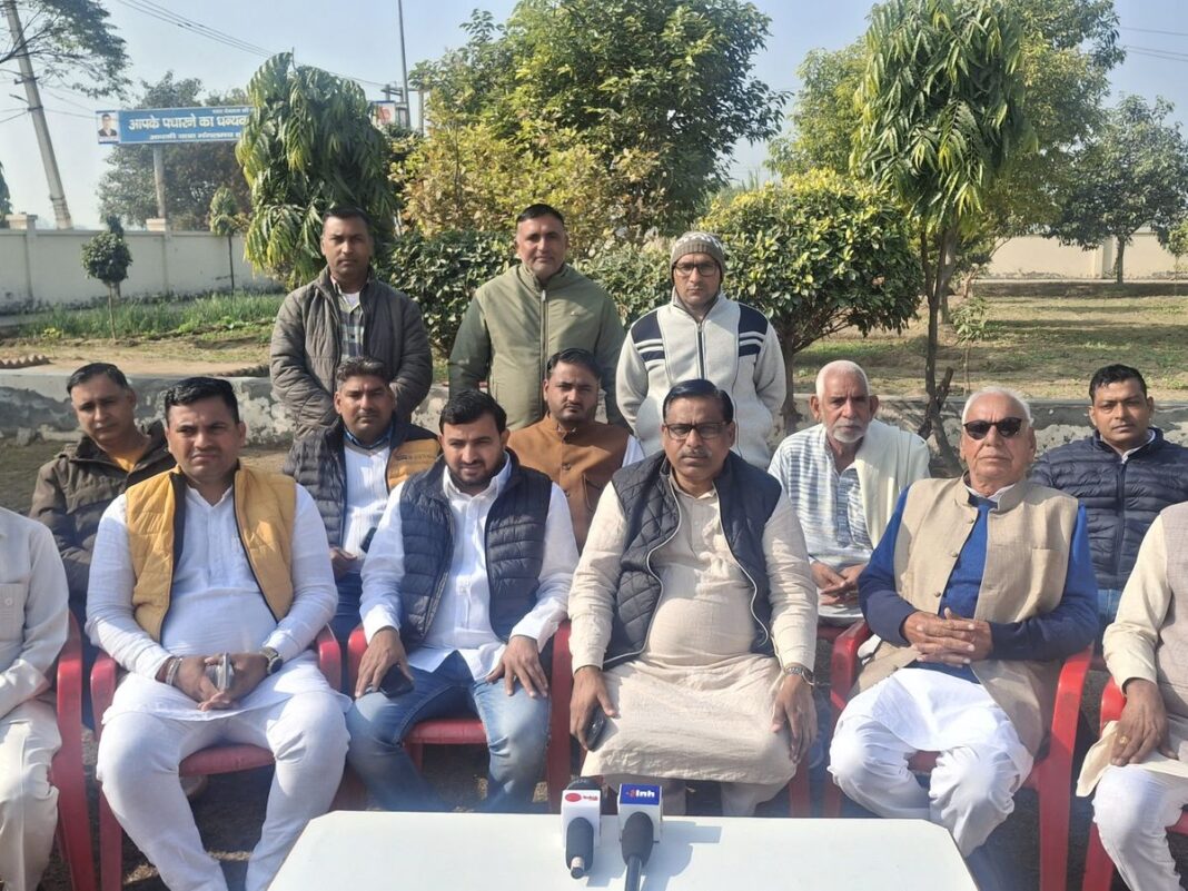 उन्होंने कहा कि जो व्यक्ति 10 वर्ष तक मुख्यमंत्री रहा, वह आज एक जिले या क्षेत्र को अपना गढ़ बताने तक सीमित क्यों रह गया। उन्होंने कहा कि जो व्यक्ति 10 वर्ष तक मुख्यमंत्री रहा, वह आज एक जिले या क्षेत्र को अपना गढ़ बताने तक सीमित क्यों रह गया।