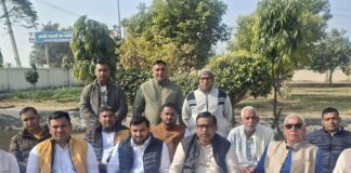 उन्होंने कहा कि जो व्यक्ति 10 वर्ष तक मुख्यमंत्री रहा, वह आज एक जिले या क्षेत्र को अपना गढ़ बताने तक सीमित क्यों रह गया।