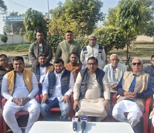 उन्होंने कहा कि जो व्यक्ति 10 वर्ष तक मुख्यमंत्री रहा, वह आज एक जिले या क्षेत्र को अपना गढ़ बताने तक सीमित क्यों रह गया।