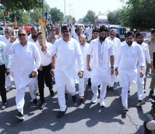 कार्यक्रम में डीएवी स्कूल तथा राजकीय मॉडल वरिष्ठ माध्यमिक संस्कृति विद्यालय के विद्यार्थियों ने सांस्कृतिक कार्यक्रम प्रस्तुत कर उपस्थित लोगों का मन मोह लिया।