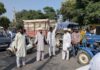 सिरसा में DAP को लेकर किसानों का प्रदर्शन, टोकन नहीं मिलने पर अधिकारी की गाड़ी घेरकर दिया धरना! डीएपी को लेकर सरसों की बिजाई करने वाले किसानों को भी परेशानी उठानी पड़ रही हैं।