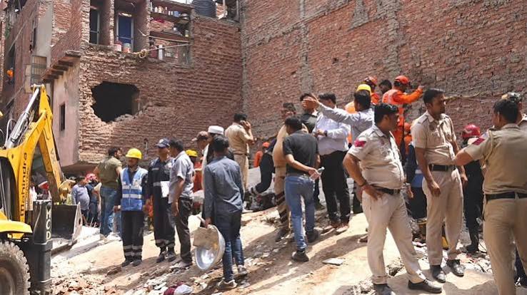 लेकिन अफसोस उसी गुहार कोई काम न आई। जब तक मलबा हटा गया, वह मर चुकी थी। लेकिन अफसोस उसी गुहार कोई काम न आई। जब तक मलबा हटा गया, वह मर चुकी थी।